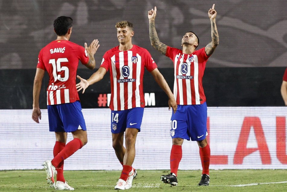 她的出色发 她的出色发